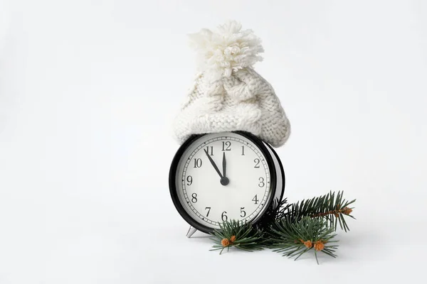 Şapkalı Çalar Saat Beyaz Arka Planda Köknar Dalı Yeni Yıl — Stok fotoğraf