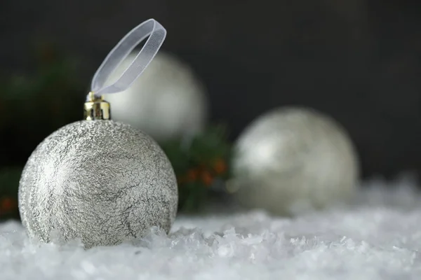 Όμορφη Χριστουγεννιάτικη Μπάλα Στο Χιόνι Σκούρο Φόντο Χώρος Για Κείμενο — Φωτογραφία Αρχείου