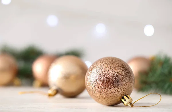 Όμορφη Χριστουγεννιάτικη Μπάλα Στο Τραπέζι Κατά Θολή Εορταστική Φώτα Χώρος — Φωτογραφία Αρχείου