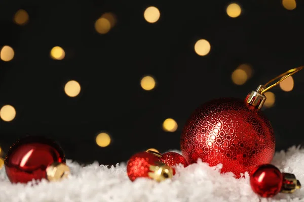 Schöne Weihnachtskugeln Auf Schnee Gegen Verschwommenes Festliches Licht Raum Für — Stockfoto