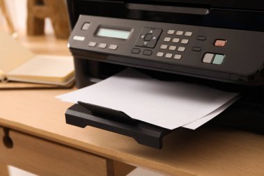 Tahta masa üzerinde kontrol paneli olan yeni modern yazıcının yakın görüntüsü
