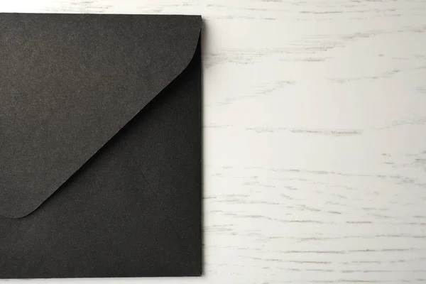 Beyaz Ahşap Arka Planda Siyah Kağıt Zarf Üst Manzara Metin — Stok fotoğraf
