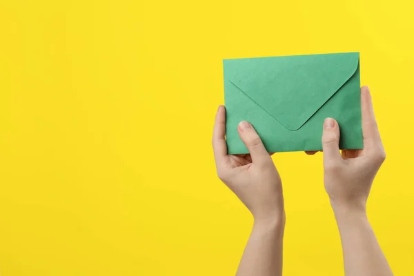 Vrouw Met Groene Papieren Enveloppe Gele Achtergrond Close Ruimte Voor — Stockfoto