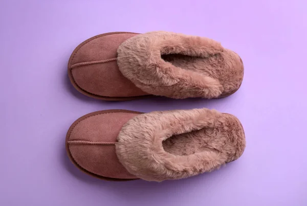 Pair Stylish Soft Slippers Violet Background Flat Lay — Stock Photo, Image