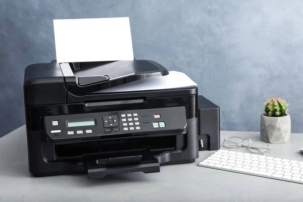 Imprimante Moderne Avec Papier Clavier Ordinateur Sur Table Grise — Photo