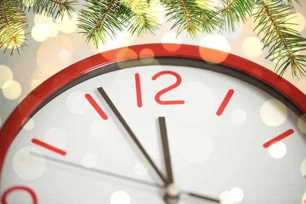 Horloge Montrant Cinq Minutes Jusqu Minuit Avec Des Branches Sapin — Photo