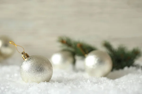 Hermosa Bola Navidad Nieve Sobre Fondo Borroso Espacio Para Texto —  Fotos de Stock