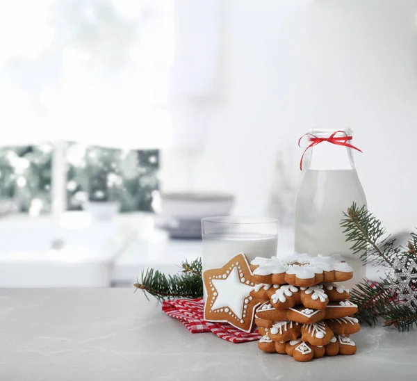 Julkakor Och Mjölk Marmorbord Med Gran Grenar Köket — Stockfoto