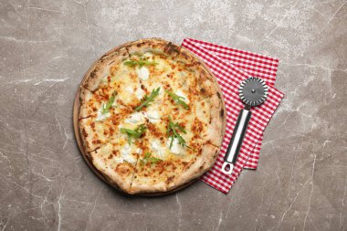 Gri mermer masada leziz peynirli pizza.