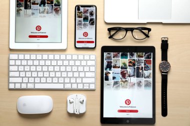 MYKOLAIV, UKRAINE - 27 Ağustos 2020: iPhone 11 ve iPad tabletleriyle ahşap masa üzerinde düz kompozisyon