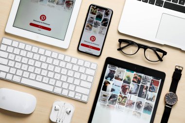 MYKOLAIV, UKRAINE - 27 Ağustos 2020: iPhone 11 ve iPad tabletleriyle ahşap masa üzerinde düz kompozisyon