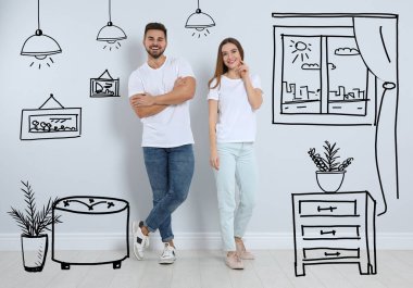 Duvar kenarında tadilat hayali kuran mutlu çift. Resimli iç tasarım