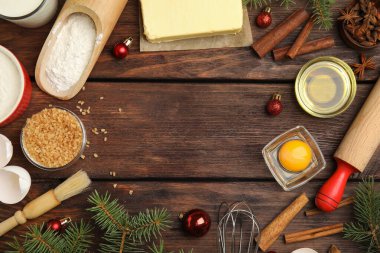 Geleneksel Noel pastası malzemelerinin olduğu düz kompozisyon ahşap masanın üzerinde. Metin için boşluk