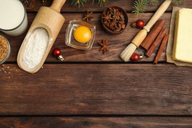 Geleneksel Noel pastası malzemelerinin olduğu düz kompozisyon ahşap masanın üzerinde. Metin için boşluk
