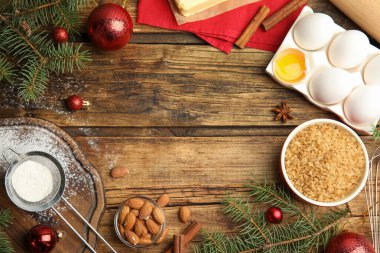 Geleneksel Noel pastası malzemelerinin olduğu düz kompozisyon ahşap masanın üzerinde. Metin için boşluk