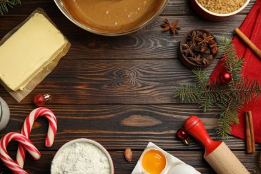 Geleneksel Noel pastası malzemelerinin olduğu düz kompozisyon ahşap masanın üzerinde. Metin için boşluk