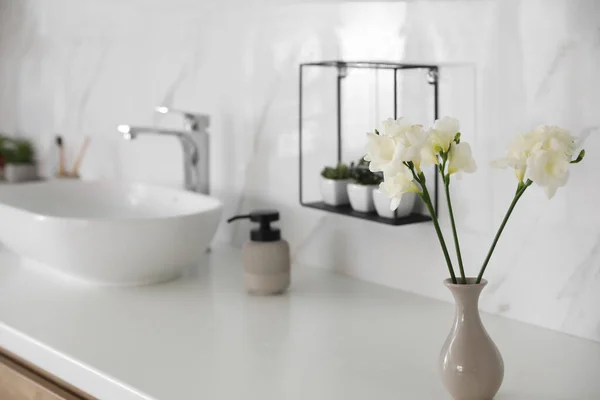 Beautiful White Freesia Flowers Countertop Bathroom — Stock Photo, Image