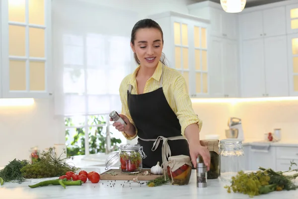 Mulher Adicionando Temperos Vegetais Jarra Decapagem Mesa Cozinha — Fotografia de Stock