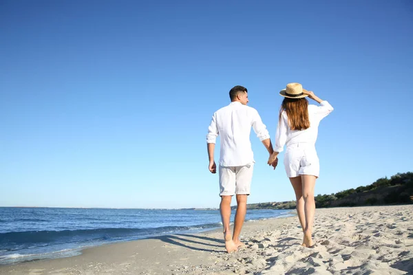 素敵なカップルのビーチで バックビューを歩く テキストのスペース — ストック写真