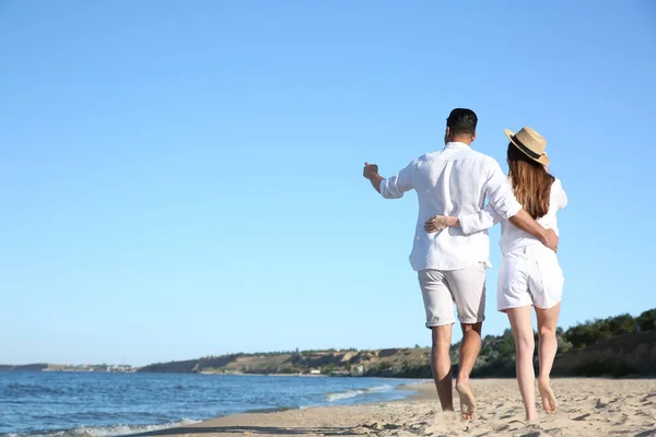 Härligt Par Som Går Stranden Bakifrån Plats För Text — Stockfoto