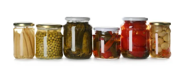不同腌制蔬菜和蘑菇的玻璃瓶 背景为白色 — 图库照片