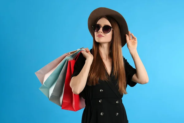 Hermosa Mujer Joven Con Bolsas Compras Papel Sobre Fondo Azul —  Fotos de Stock