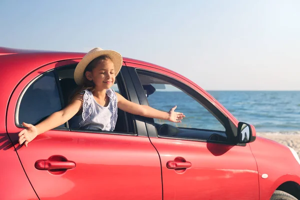 Ευτυχισμένο Κοριτσάκι Που Γέρνει Έξω Από Παράθυρο Του Αυτοκινήτου Στην — Φωτογραφία Αρχείου