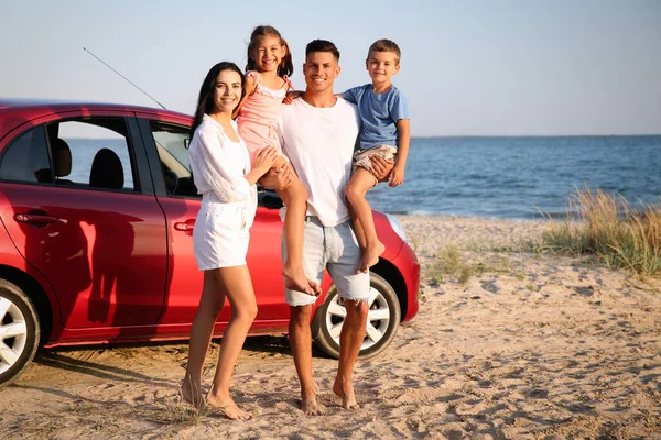 Famiglia Felice Vicino Auto Sulla Spiaggia Sabbia Viaggio Estivo — Foto Stock