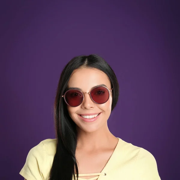 Beautiful Woman Wearing Sunglasses Purple Background — Stock Photo, Image