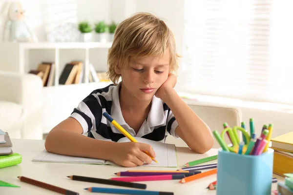 Annoiato Bambino Facendo Compiti Tavola Casa — Foto Stock