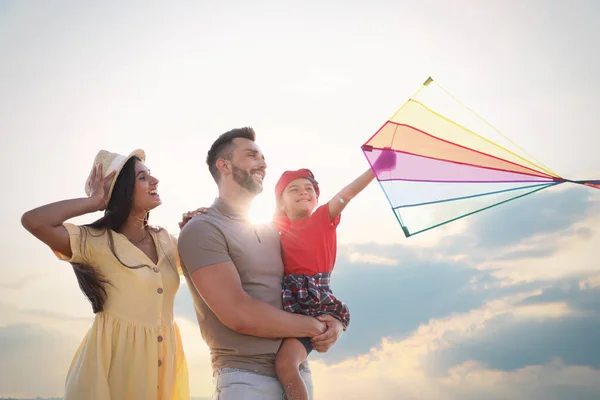 Gelukkige Ouders Hun Kind Spelen Met Vlieger Zonnige Dag Tijd — Stockfoto