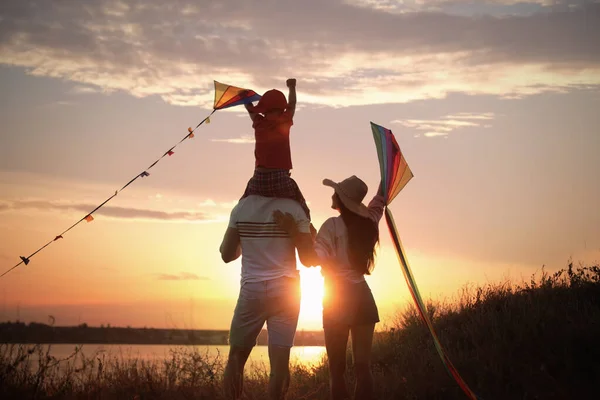 Ouders Hun Kind Spelen Buiten Met Vliegers Bij Zonsondergang Achteraanzicht — Stockfoto