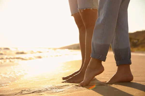 Para Piaszczystej Plaży Pobliżu Morza Zachodzie Słońca Zbliżenie Nóg — Zdjęcie stockowe