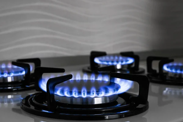 Moderní Plynový Sporák Hořícími Modrými Plameny Kuchyni — Stock fotografie