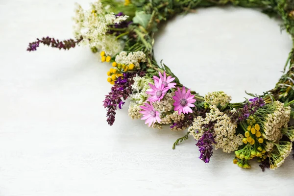 Schöner Kranz Aus Wildblumen Auf Weißem Tisch Nahaufnahme — Stockfoto