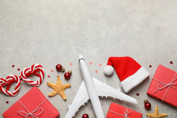 Επίπεδη Σύνθεση Lay Χριστουγεννιάτικες Διακοσμήσεις Και Παιχνίδι Αεροπλάνο Στο Τραπέζι — Φωτογραφία Αρχείου