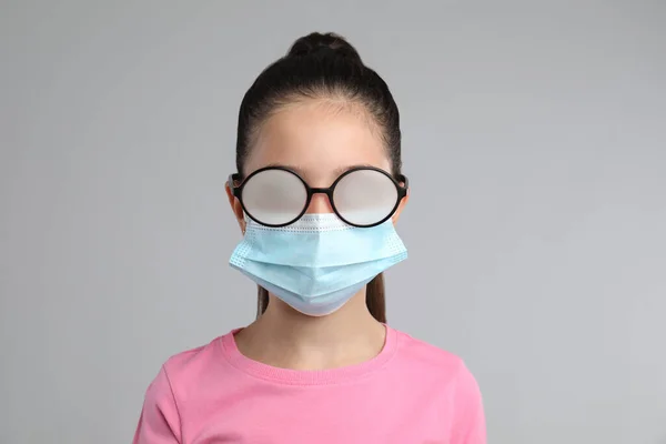 Niña Con Gafas Niebla Causadas Por Uso Mascarilla Médica Sobre — Foto de Stock