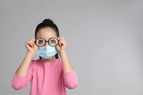 Niña Limpiando Gafas Niebla Causadas Por Uso Mascarilla Médica Sobre — Foto de Stock