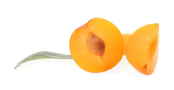 Snijd Rijpe Pruim Met Blad Geïsoleerd Wit — Stockfoto