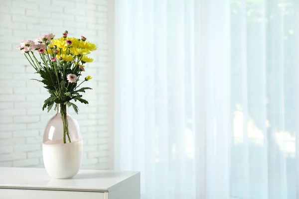 Vase Avec Belles Fleurs Sur Table Près Fenêtre Intérieur Espace — Photo