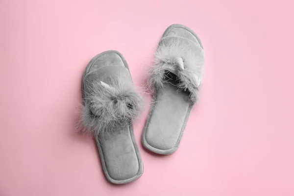 Pair Stylish Soft Slippers Pink Background Flat Lay — Stock Photo, Image