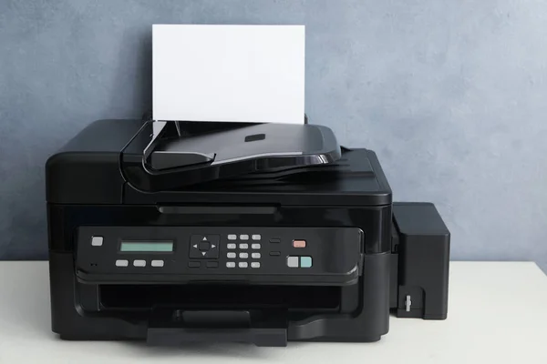 白色桌子上有纸的现代打印机 — 图库照片