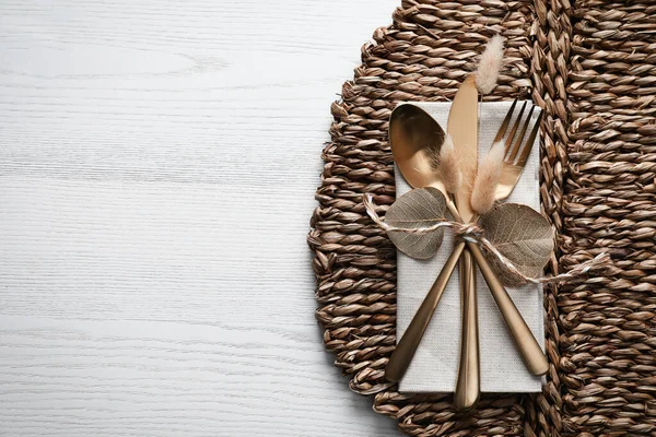 秋季餐桌设置 文字空间 白色木制背景的餐具和柳条垫子 — 图库照片