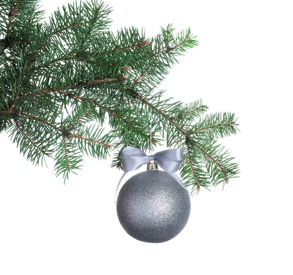 Ασημένια Λαμπερή Χριστουγεννιάτικη Μπάλα Κλαδί Ελάτης Λευκό Φόντο — Φωτογραφία Αρχείου
