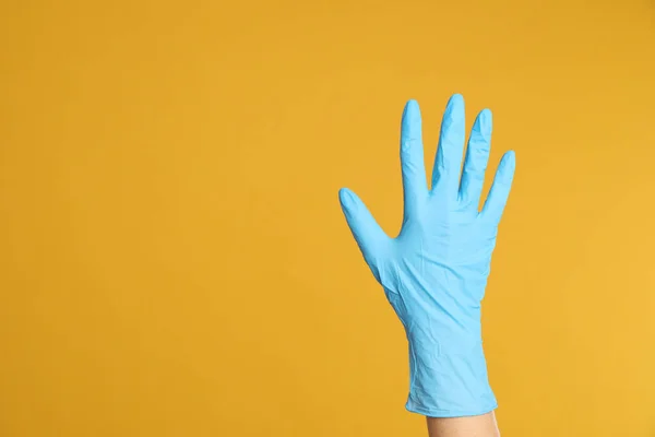 Médico Usando Luvas Médicas Fundo Amarelo Close Espaço Para Texto — Fotografia de Stock