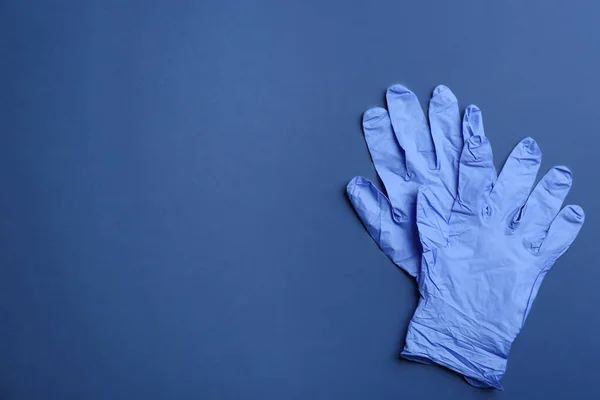 蓝色背景的医用手套 案文的篇幅 — 图库照片