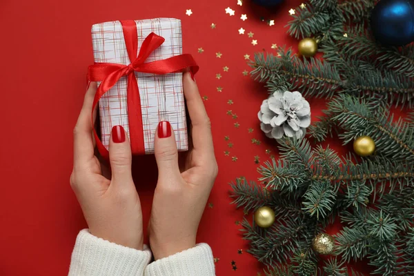 Mujer Sosteniendo Caja Regalo Cerca Ramas Abeto Con Decoración Navidad — Foto de Stock