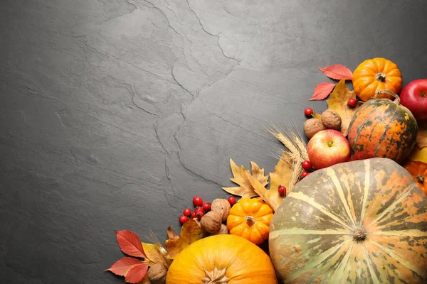 Platte Lay Compositie Met Rijpe Pompoenen Herfstbladeren Grijze Tafel Ruimte — Stockfoto