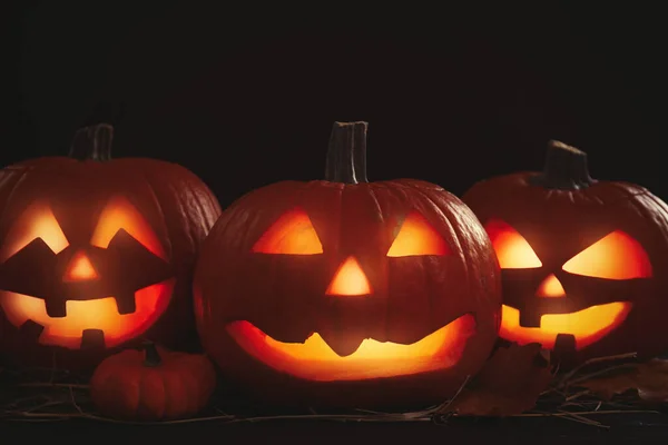 Jack Lanternas Brilhantes Mesa Escuridão Decoração Halloween — Fotografia de Stock