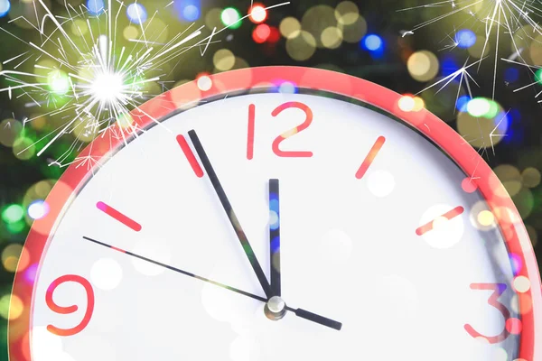 時計は5分の輝きで真夜中まで ボケ効果で閉じ表示されます 新年のカウントダウン — ストック写真